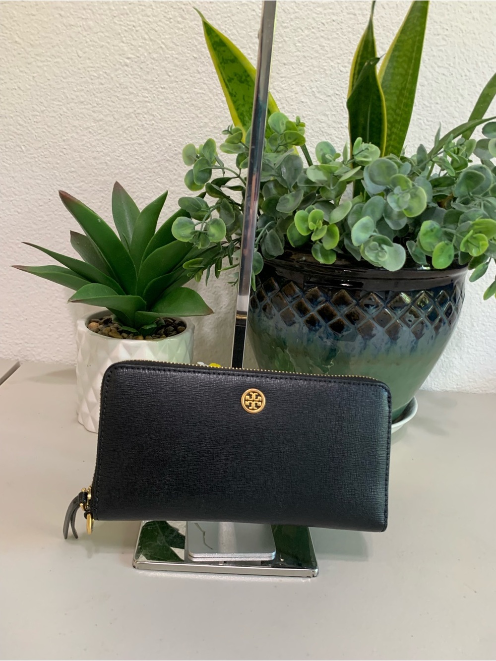 💕💕 Tory Burch Black Saffiano Zip Wallet with Gold Logo